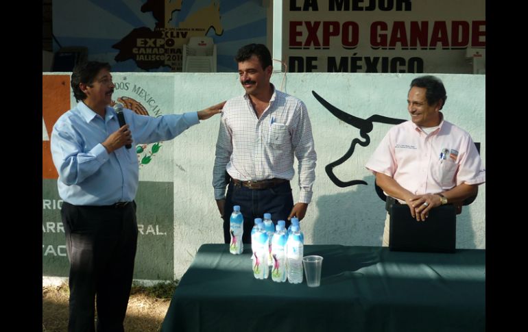 El presidente del gremio de engordadores de Tlaquepaque, José Ángel Sánchez (centro) y el delegado de Sagarpa, Juan González. ARCHIVO  /