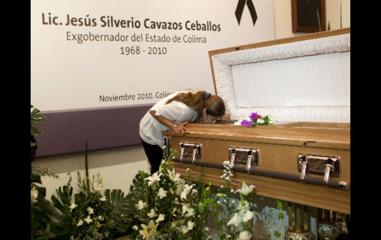 EL homenaje y despedida de los restos de Cavazos se realizó en el palacio de Gobierno de Colima. EFE  /