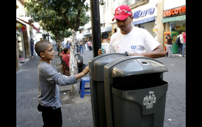 Se espera colocar en total diez mil papeleras inteligentes en Guadalajara. M. FREYRIA  /