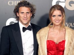 Diego Forlán y su pareja asistieron a los premios de la revista GQ. EFE  /