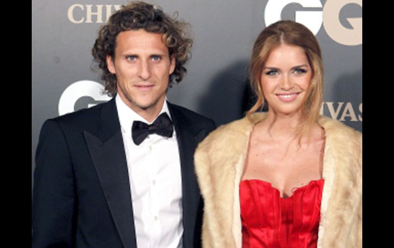 Diego Forlán y su pareja asistieron a los premios de la revista GQ. EFE  /