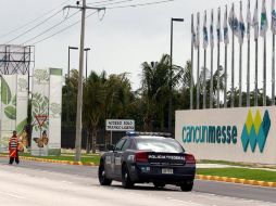 Policías patrullan hoy la zona donde se realizará la cumbre de Cancún. EFE  /