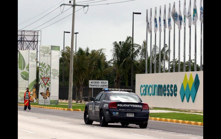 Policías patrullan hoy la zona donde se realizará la cumbre de Cancún. EFE  /