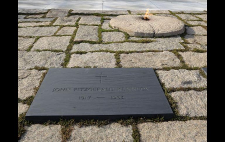 La 'flama eterna' arde junto a la lápida de John F. Kennedy. AP  /