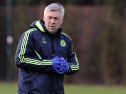 Carlo Ancelotti niega tener planes de desertar del club inglés Chelsea. AP  /