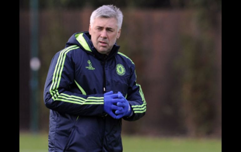 Carlo Ancelotti niega tener planes de desertar del club inglés Chelsea. AP  /