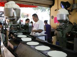 En algunos establecimientos ya se registra un incremento de por lo menos un peso en el precio del kilogramo de tortilla. M. FREYRÍA  /