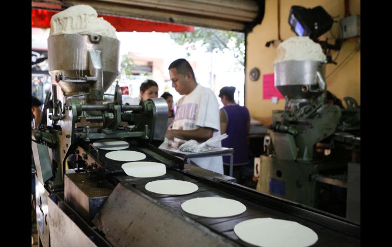 En algunos establecimientos ya se registra un incremento de por lo menos un peso en el precio del kilogramo de tortilla. M. FREYRÍA  /