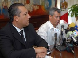 El secretario Francisco Blake (izq.) y el gobernador de Colima, Mario Anguiano, dieron una conferencia de prensa. EL UNIVERSAL  /