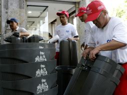 Desde ayer hay mil papeleras para tirar basura en el Centro Histórico. Antes había 380. M. FREYRÍA  /