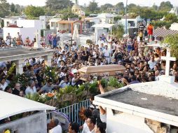 Familiares y amigos llevan el féretro del ex gobernador Silverio Cavazos durante su funeral en el cementerio Panteón. REUTERS  /