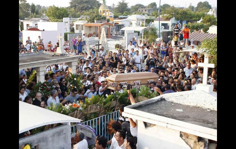 Familiares y amigos llevan el féretro del ex gobernador Silverio Cavazos durante su funeral en el cementerio Panteón. REUTERS  /