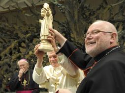 El Papa recibe una estatua, regalo del cardenal Reinhard Marx (derecha), al término de una audiencia. EFE  /