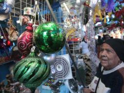 Las autoridades pretenden garantizar la seguridad de los asistentes a tianguis navideños. ARCHIVO  /