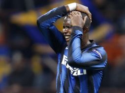 El jugador del Inter de Milán, Samuel Eto'o tras dar el cabezazo a su oponente. AP  /