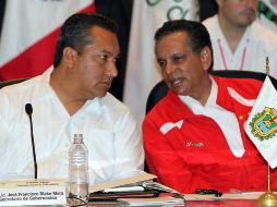 Francisco Blake (izq.) y el gobernador de Veracruz, Fidel Herrera, en la reunión de la Conago. NTX  /