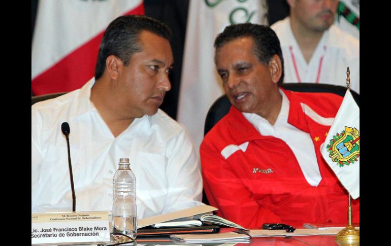 Francisco Blake (izq.) y el gobernador de Veracruz, Fidel Herrera, en la reunión de la Conago. NTX  /