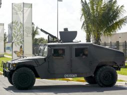 Elementos del Ejército vigilan accesos a las sedes de la conferencia de Cancún. Los marinos se sumarán al operativo el jueves. EFE  /