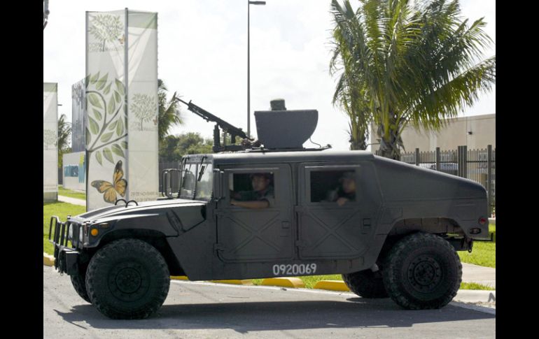 Elementos del Ejército vigilan accesos a las sedes de la conferencia de Cancún. Los marinos se sumarán al operativo el jueves. EFE  /