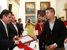 El arquero tapatío Juan René Serrano recibe el reconocimiento de manos de Jorge Aristóteles, alcalde de Guadalajara. E. PACHECO  /