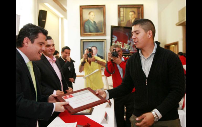 El arquero tapatío Juan René Serrano recibe el reconocimiento de manos de Jorge Aristóteles, alcalde de Guadalajara. E. PACHECO  /