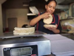 Algunos establecimientos empezaron a incrementar el precio del kilogramo de tortilla hasta un peso. S. NÚÑEZ  /