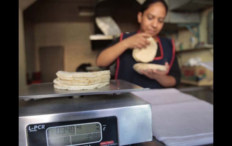 Algunos establecimientos empezaron a incrementar el precio del kilogramo de tortilla hasta un peso. S. NÚÑEZ  /