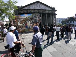 El mural se instaló ayer frente al Teatro Degollado y forma parte del espectáculo de las marionetas gigantes. E. PACHECO  /