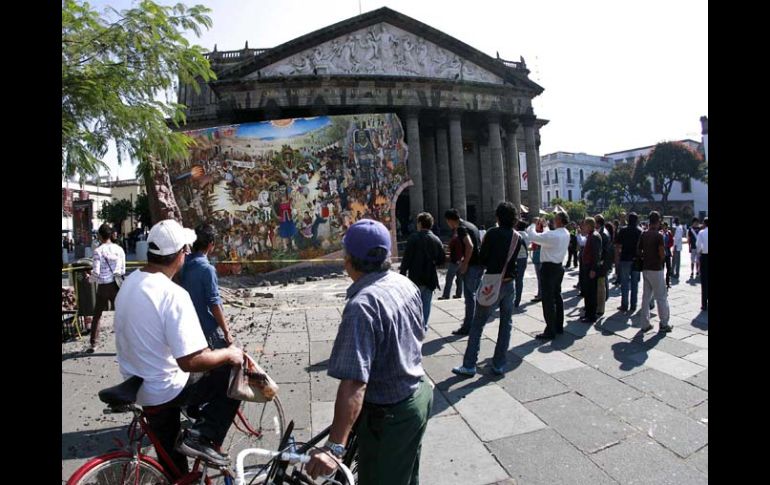 El mural se instaló ayer frente al Teatro Degollado y forma parte del espectáculo de las marionetas gigantes. E. PACHECO  /