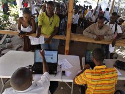 Haitianos esperan en fila la entrega de sus credenciales para poder votar el próximo domingo. REUTERS  /