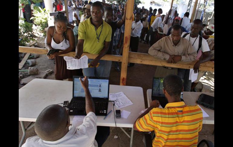 Haitianos esperan en fila la entrega de sus credenciales para poder votar el próximo domingo. REUTERS  /