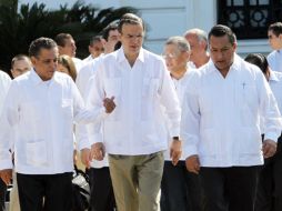 Francisco Blake Mora (der.), camina junto a Marcelo Ebrard y Fidel Herrera. NTX  /