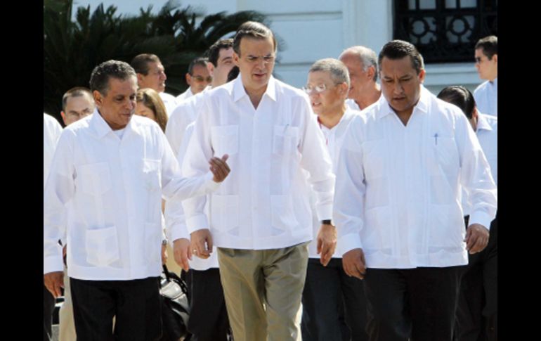 Francisco Blake Mora (der.), camina junto a Marcelo Ebrard y Fidel Herrera. NTX  /