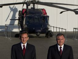 Carlos Pascual (izquierda) estuvo presente en la ceremonia de entrega de helicópteros a la Policía Federal. AFP  /