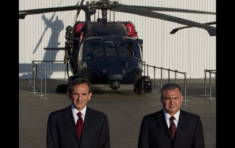 Carlos Pascual (izquierda) estuvo presente en la ceremonia de entrega de helicópteros a la Policía Federal. AFP  /