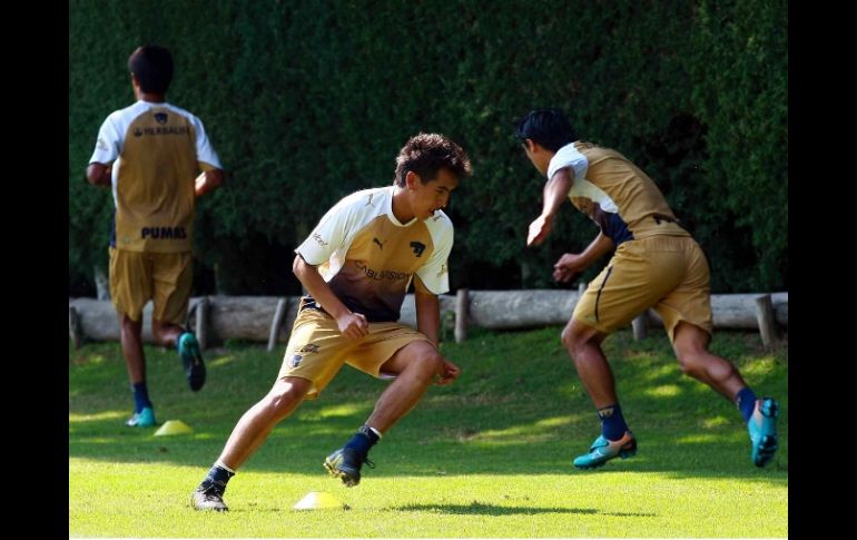 Los jugadores de Pumas se preparan para el duelo ante Monterrey. MEXSPORT  /