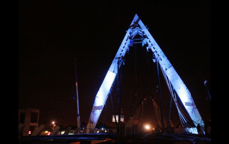 Anoche, la Secretaría de Desarrollo Urbano (Sedeur) realizó pruebas de iluminación en el Puente Matute Remus. M. FREYRÍA  /