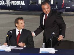 Carlos Pascual (izquierda) encabeza la ceremonia de entrega de tres aeronaves para la Policía Federal. NTX  /