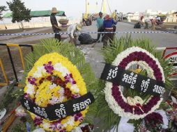 Flores, velas, y otros objetos fueron depositados en honor a las personas que murieron al intentar cruzar un puente oscilante. EFE  /