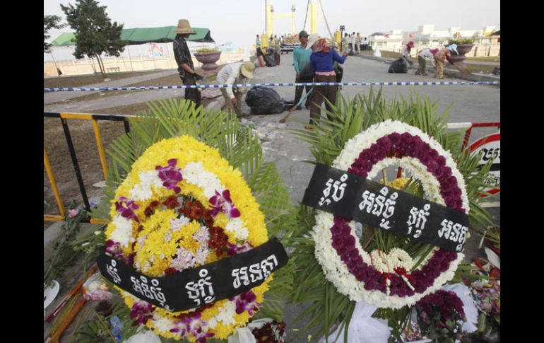 Flores, velas, y otros objetos fueron depositados en honor a las personas que murieron al intentar cruzar un puente oscilante. EFE  /