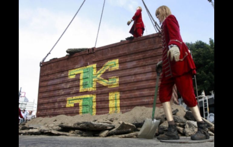 Del contenedor de acero surgirá en las próximas horas la figura de 10 metros de El Campesino. A GARCÍA  /