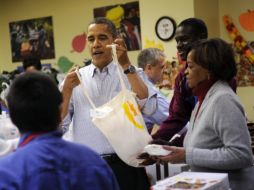 La víspera de Acción de Gracias, Obama repartió comida para gente necesitada en Washington. EFE  /