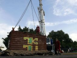 Hoy se colocó un contenedor en la Glorieta La Normal, que alberga a El Campesino, uno de 'Los gigantes de Guadalajara'. A. GARCÍA  /