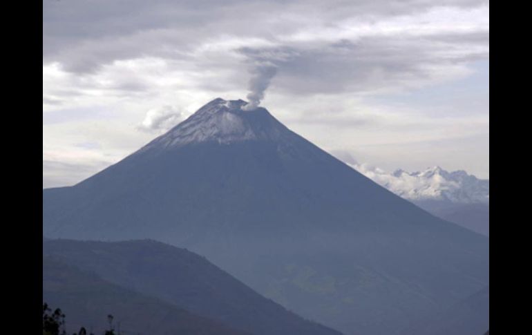 El Tungurahua, de cinco mil 019 metros de altura y situado a unos 180 kilómetros al sur de Quito. REUTERS  /