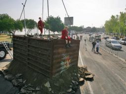 Ayer comenzó a emerger el sarcófago frente a la Glorieta de La Normal. A. GARCÍA  /