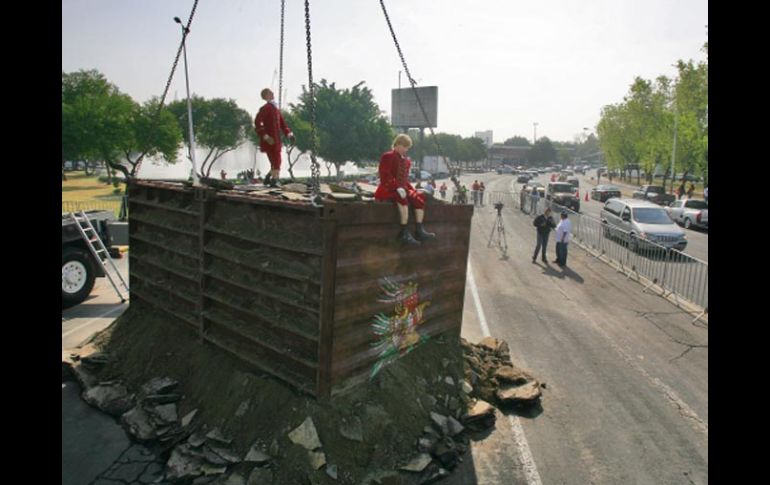 Ayer comenzó a emerger el sarcófago frente a la Glorieta de La Normal. A. GARCÍA  /