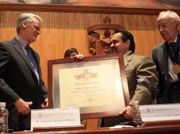 El rector Marco Antonio Cortés Guardado entrega el reconocimiento a Michael Grahame Moore. A. HINOJOSA  /