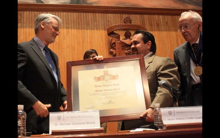 El rector Marco Antonio Cortés Guardado entrega el reconocimiento a Michael Grahame Moore. A. HINOJOSA  /