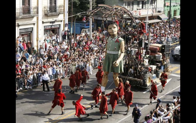 La 'Pequeña' gigante inició su recorrido tras ser despertada por 'Xolo'. M. FREYRÍA  /