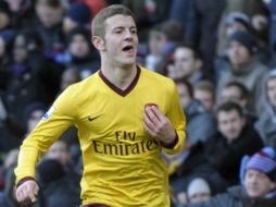 Jack Wilshere celebró el cuarto gol en contra del Aston Villa. AFP  /